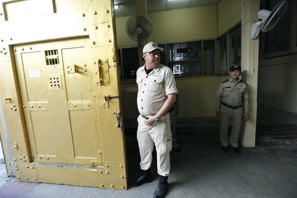 agente penitenziario davanti a una cella