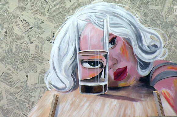 Pannello ricoperto da ritagli di giornali come sfondo e, dipinta, una donna che guarda attraverso un bicchiere