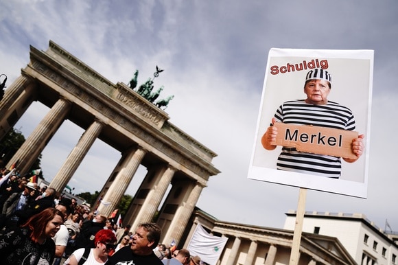 Proteste a Berlino contro le misure del governo della cancelliera Merkel