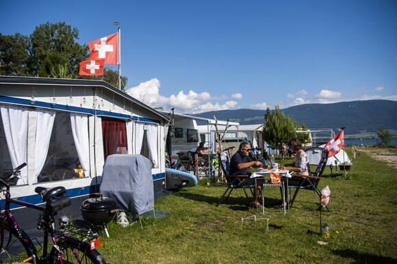 Un campeggio in riva a un lago svizzero