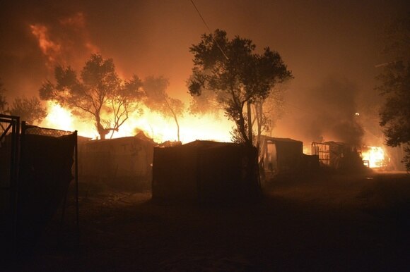 fiamme in un campo profughi
