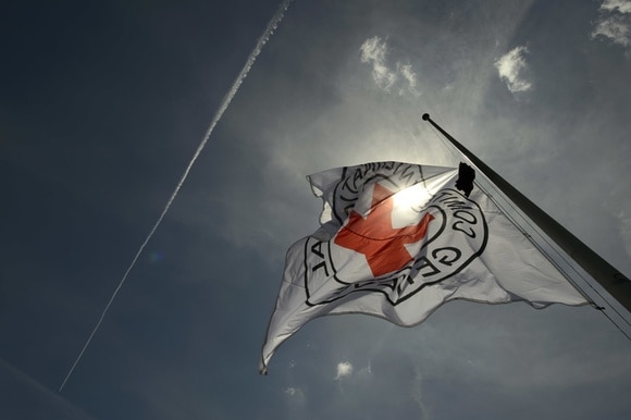 La bandiera del Cicr protesa verso il cielo a Ginevra