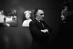 Un immagine di Federico Fellini. alla mostra fotografica sul suo film Le Notti di Cabiria