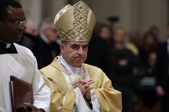 Il cardinale Angelo Becciu durante una cerimonia liturgica a San Giovanni in Laterano a Roma.