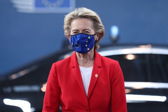 La presidente della Commissione europea Ursula von der Leyen con indossa una mascherina con i colori europei.