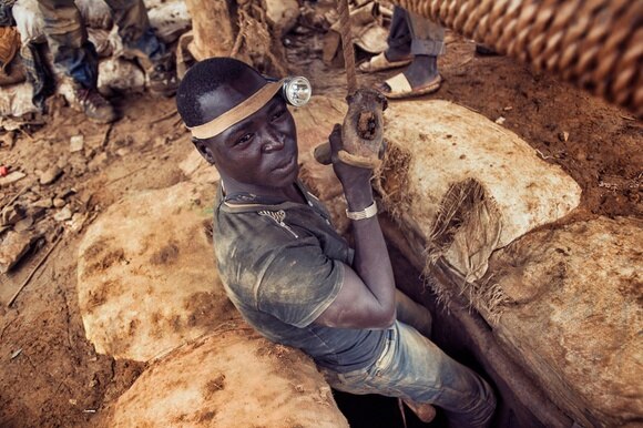 Un giovane pronto a scendere nelle viscere per cercare l oro in una miniera del Togo