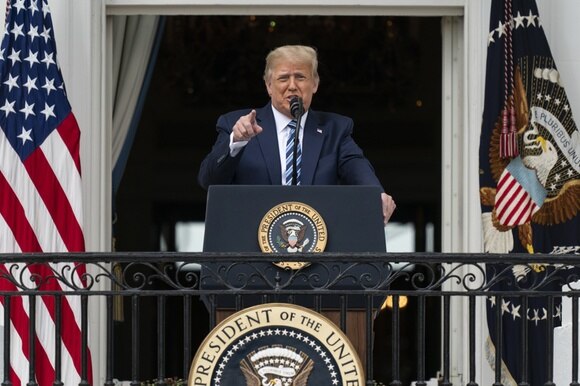 Trump arringa la folla dei suoi sostenitori dal balcone della Casa Bianca