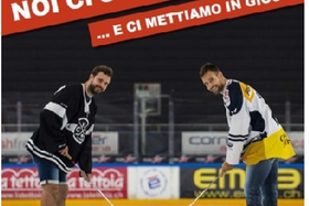 Due giocatori di hockey con bastone bianco al posto del bastone, slogan Noi ci siamo... e ci mettiamo in gioco, logo Unitas