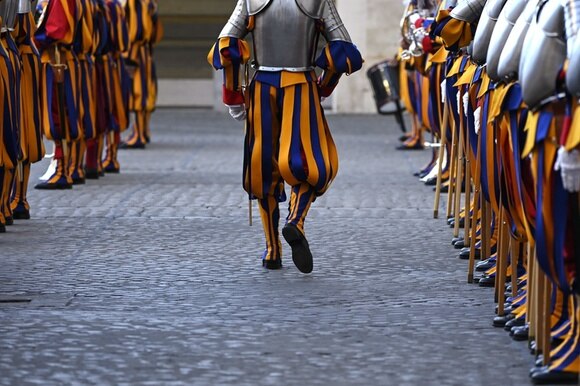 Guardie svizzere in Vaticano disposte su due ranghi, ritratte dall armatura in giù.