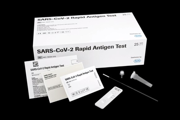 Immagine di un kit medico (confezione tipica da casa farmaceutica) con scritta SARS-CoV-2 Rapid Antigen Test