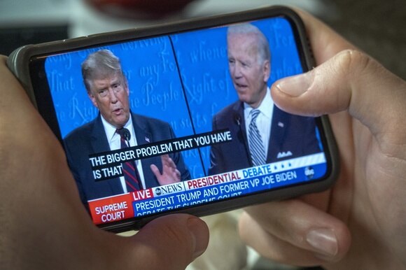 Candidati alle presidenziali USA sullo schermo di un cellulare