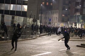 Lancio di oggetti contro gli agenti da parte dei dimostranti nei pressi della Stazione Centrale a Milano.