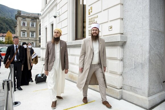 due uomini con barba davanti a un edificio
