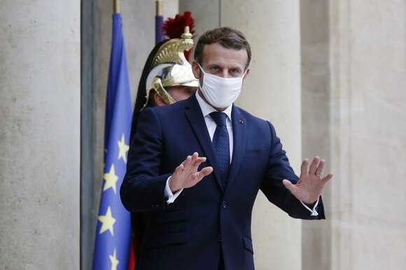 Emmanuel Macron all esterno dell Eliseo