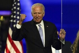 Joe Biden esulta per la vittoria.