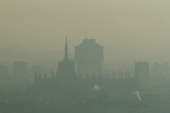 profilo del duomo di milano e di un altro grattacielo avvolti nello smog