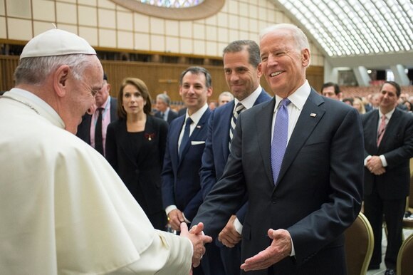 Papa francesco stringe la mano a joe biden