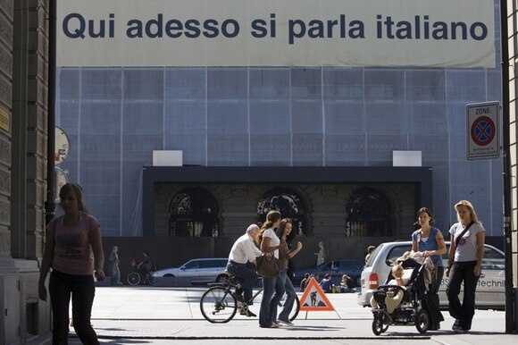 Una scritta appesa su Palazzo federale: Qui adesso si parla italiano