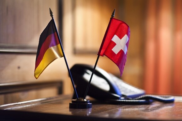 bandierine svizzera e tedesca, su un tavolo.