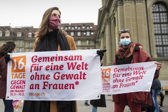Flashmob su Banhofplatz a Berna contro la violenza sulle donne.