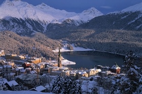 Una vista dall alto di St.Moritz in inverno
