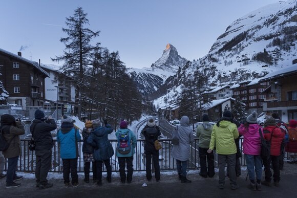 Turisti ammirano la vetta del Cervino a Zermatt