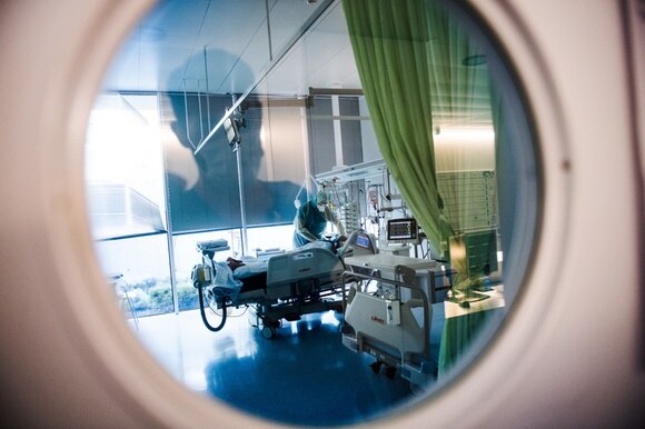 Una camera di terapia intensiva o di isolamento vista attraverso un oblò