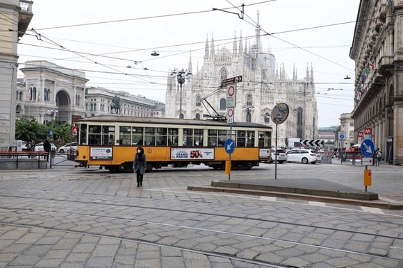 Un tram passa davanti a Piazza del Duomo a Milano.
