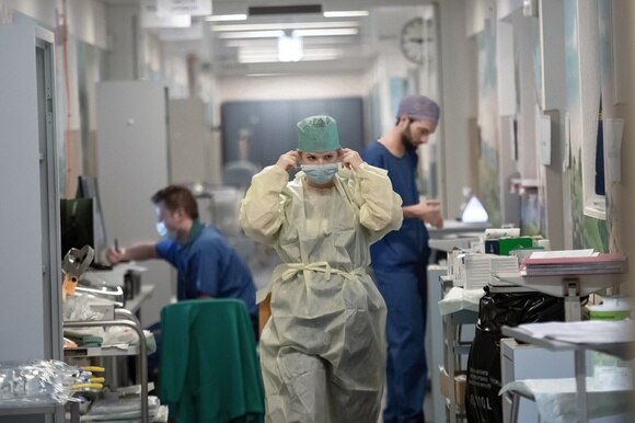 Dottori in corsia nel mese di marzo all ospedale Covid la Carità di Locarno
