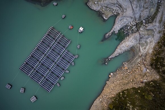 pannelli solari galleggiano su un lago