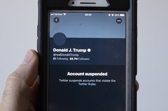 Su un telefonino la notifica che l account twitter di Trump è stato sospeso.