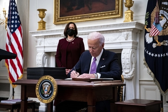 Joe Biden firma i suoi primi decreti e gli USA cambiano spartito.