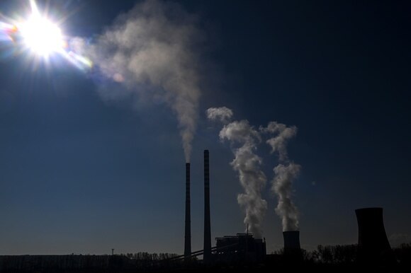 Emissioni nell aria prodotte da una centrale termica.