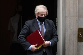 Boris Johnson esce dal numero 10 di Downing Street