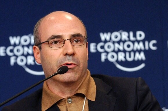 Uomo parla al World Economic Forum