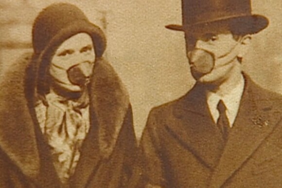 Persone con mascherina negli anni 10.
