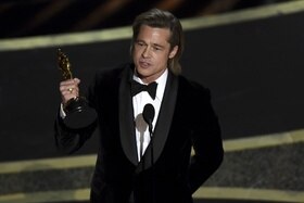Brad Pitt con la statuetta dell Oscar in mano