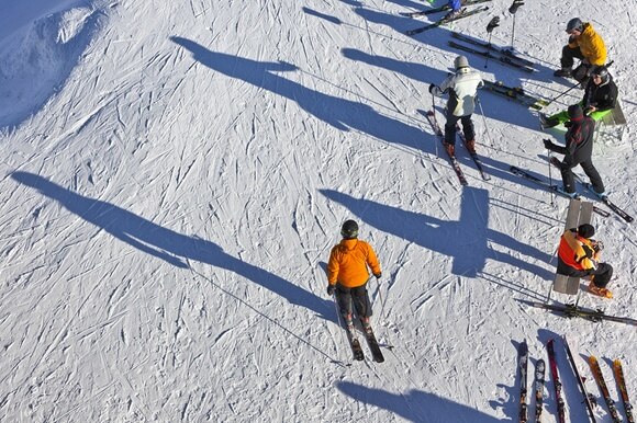 Sciatori su una pista invernale