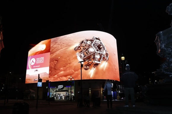 Un mega schermo a Piccadilly Circus a Londra che mostra l atterraggio del rover Perseverance.
