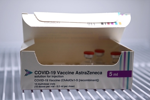 Griglia di frigorifero aperto con posata confezione aperta (rimangono tre fiale) di vaccino anti-Covid AstraZeneca