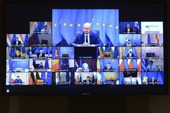 Schermata di computer stile videoconferenza con riquadro di Michel/Von der Leyen e 27 leader europei