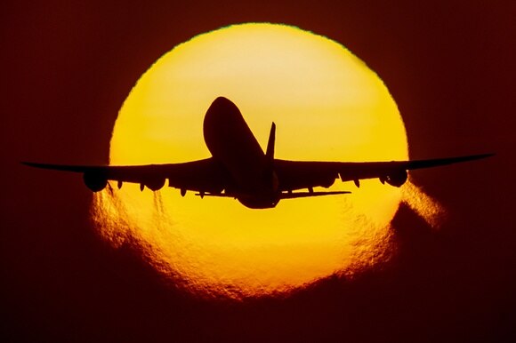 Un Boeing vola al tramonto.