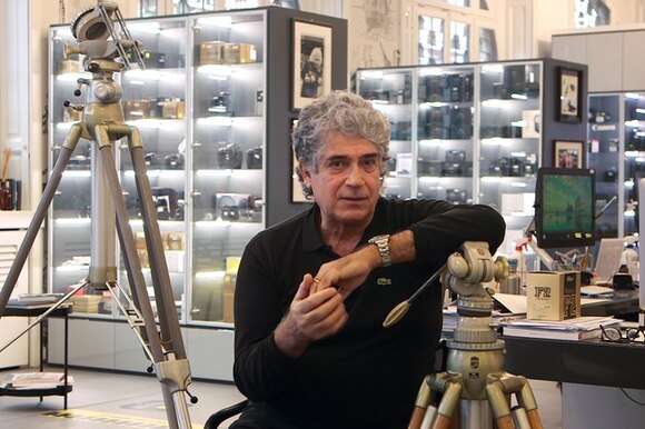 Gianfranco Jannuzzo in un negozio di fotografia.
