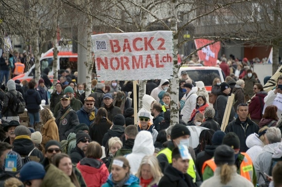 Manifestazione a Liestal: un cartello inneggia al ritorno alla normalità.