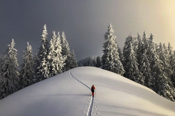 Una persona con gli sci d alta montagna percorre una una via tutta sola.