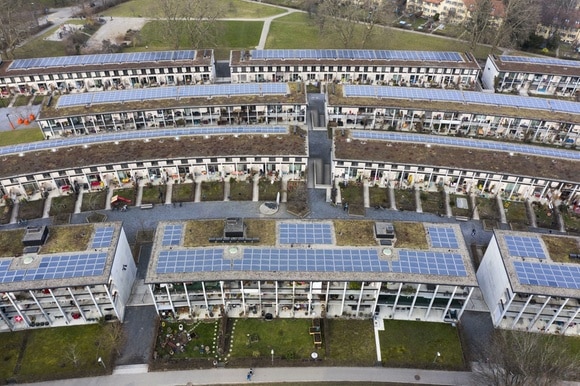 edifici con pannelli solari sul tetto