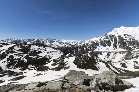 Istantanea delle Alpi con al centro il Gottardo