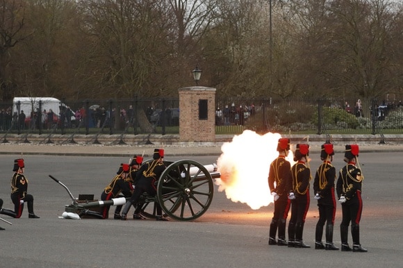 Cannoni dell artiglieria reale in azione a Londra per onorare Filippo d Edimburgo.