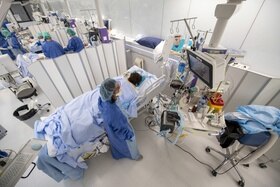 Medici nel reparto di cure intense all ospedale universitario di Ginevra.