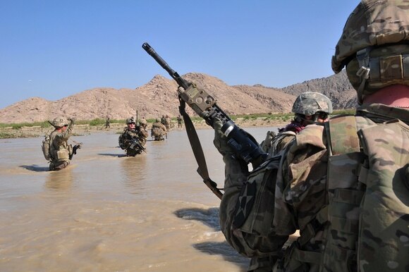 soldati attraversano un fiume